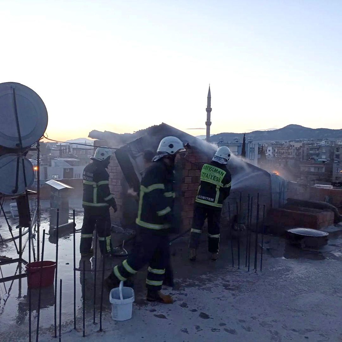 Binanın çatısında çıkan yangın korkuttu
