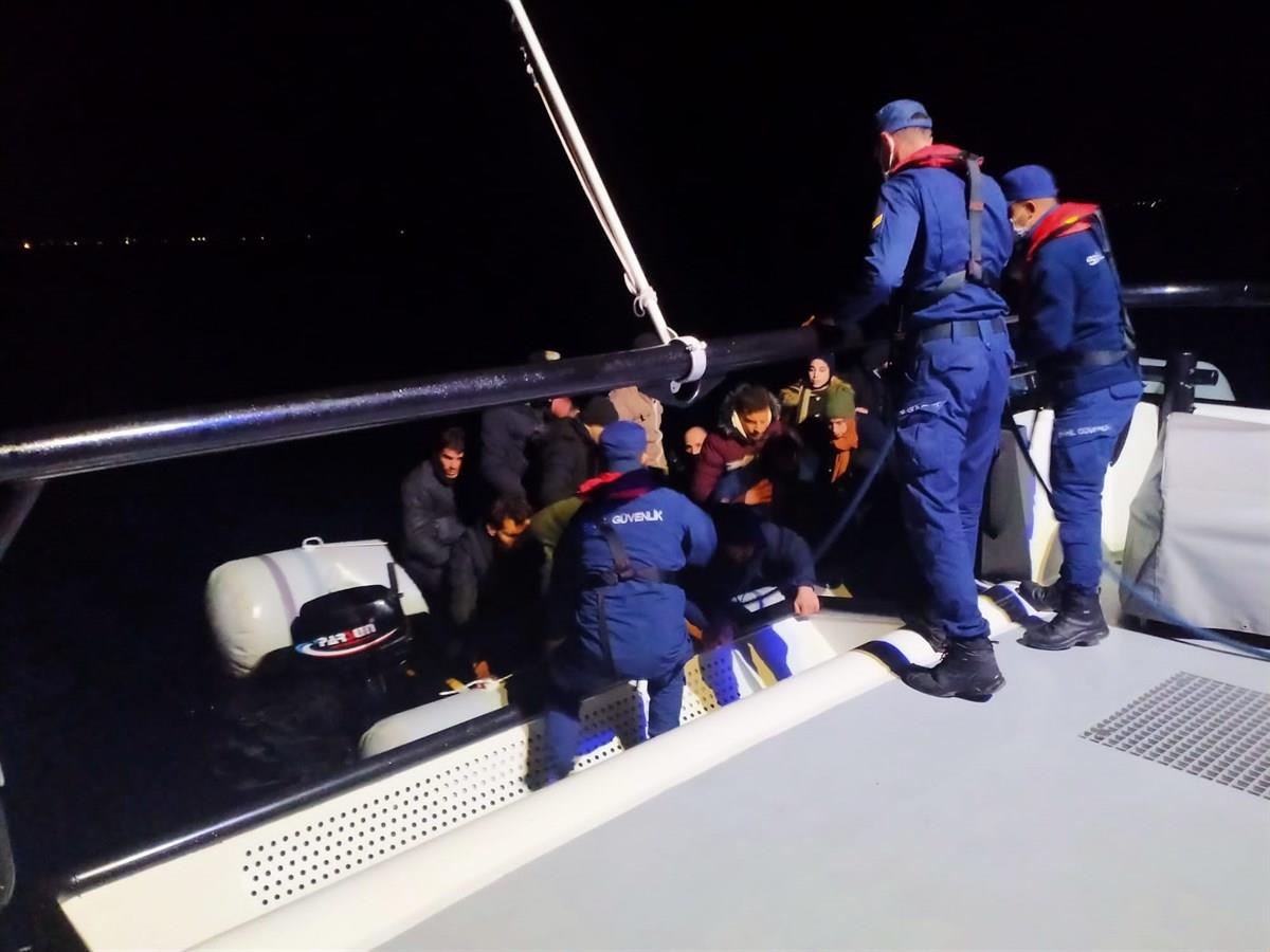 Bodrum açıklarında 4 lastik bottaki 106 düzensiz göçmen yakalandı