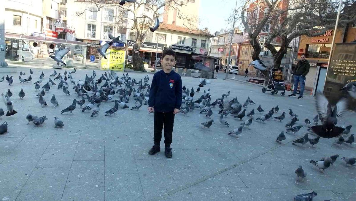 Burhaniye\'de çocukların güvercin sevgisi