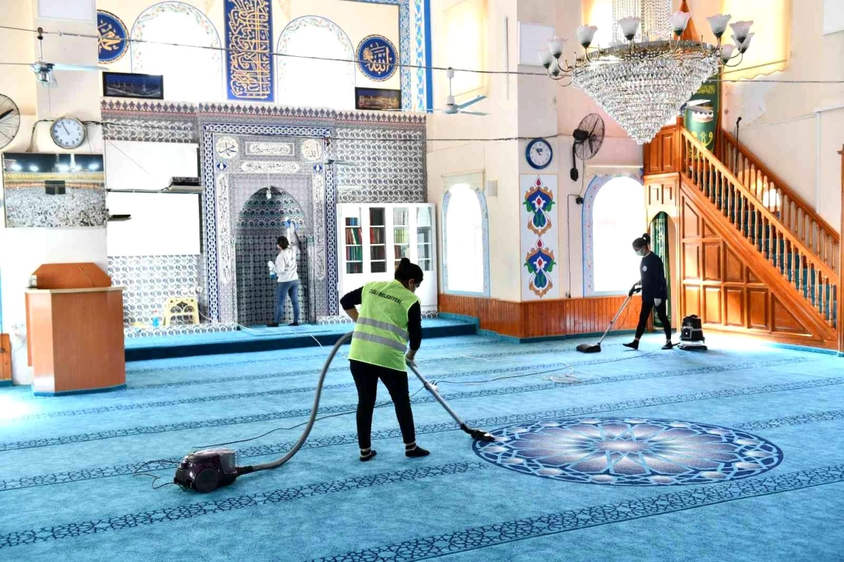 Çiğli\'deki camilerde Ramazan temizliği