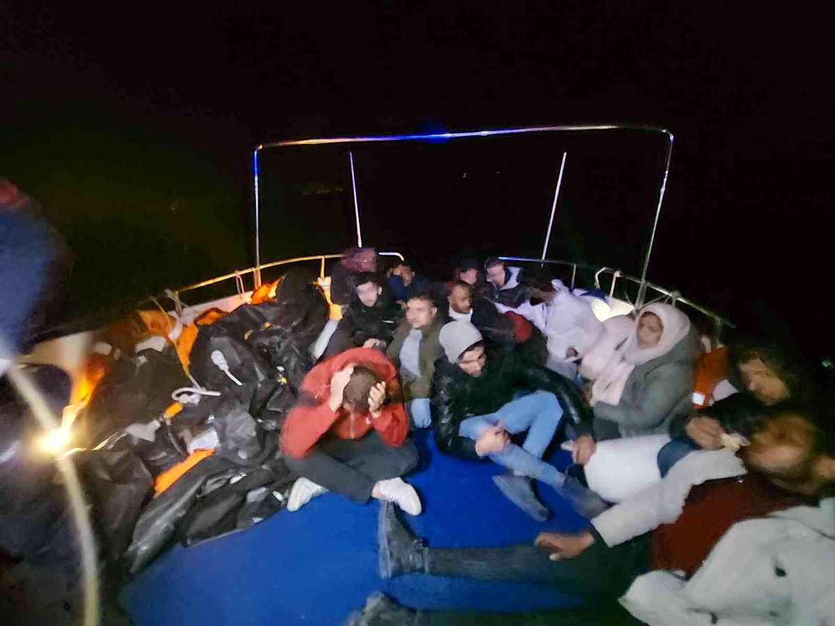 Datça\'da 14 düzensiz göçmen kurtarıldı