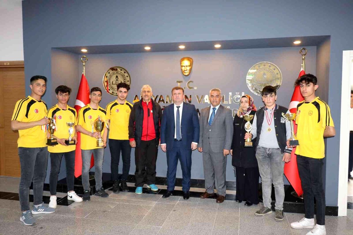 Derece yapan öğrenciler, Müdür Aşcı ile bir araya geldi