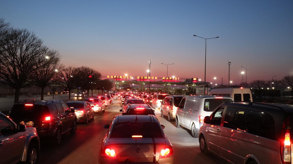 Edirne\'de alışverişten dönen Bulgarlar Kapıkule\'de uzun araç kuyruğu oluşturdu