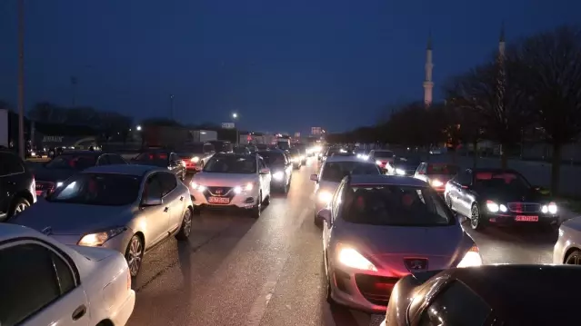 Edirne'de alışverişten dönen Bulgarlar Kapıkule'de uzun araç kuyruğu oluşturdu