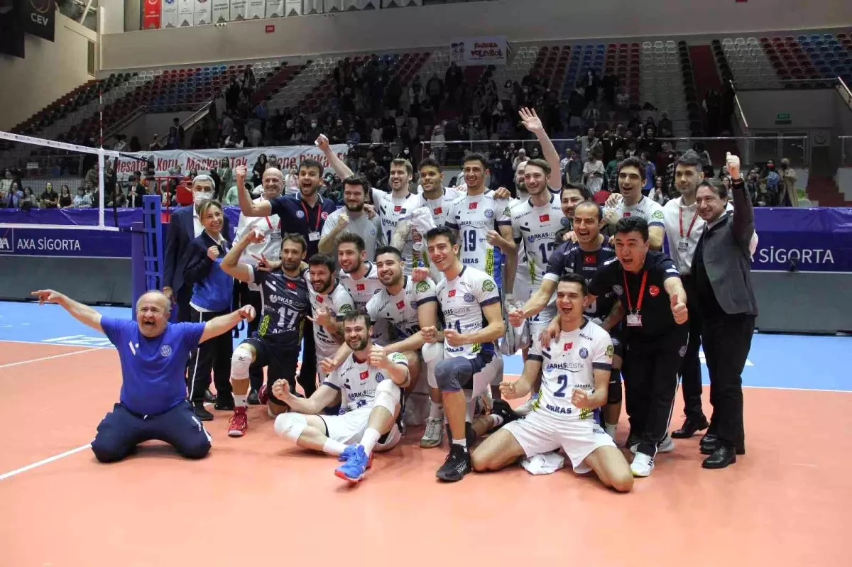 Efeler Ligi: Arkas Spor: 3 Halkbank: 1