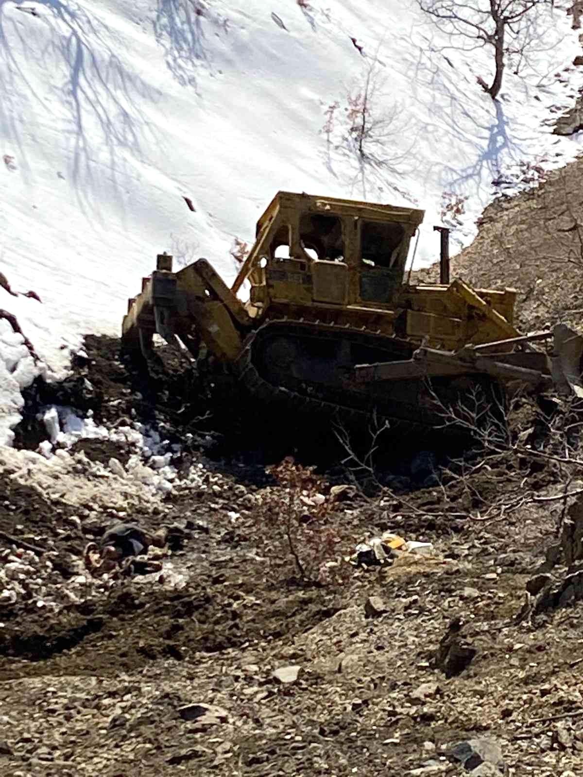 Elazığ\'da dozer uçuruma yuvarlandı: 1 ölü