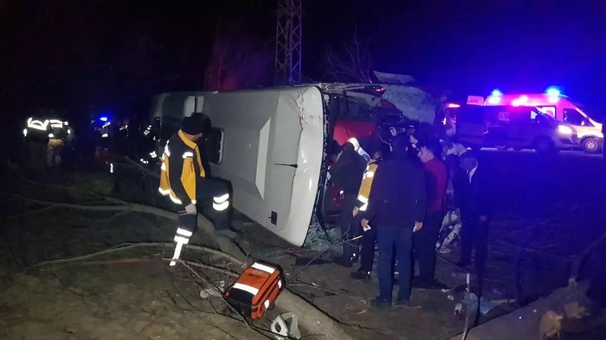 Erzincan\'da yolcu otobüsü şarampole devrildi