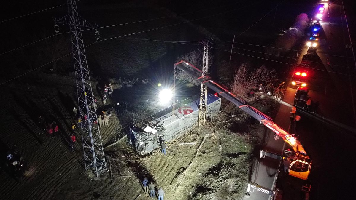 Erzincan\'da yolcu otobüsü şarampole devrildi