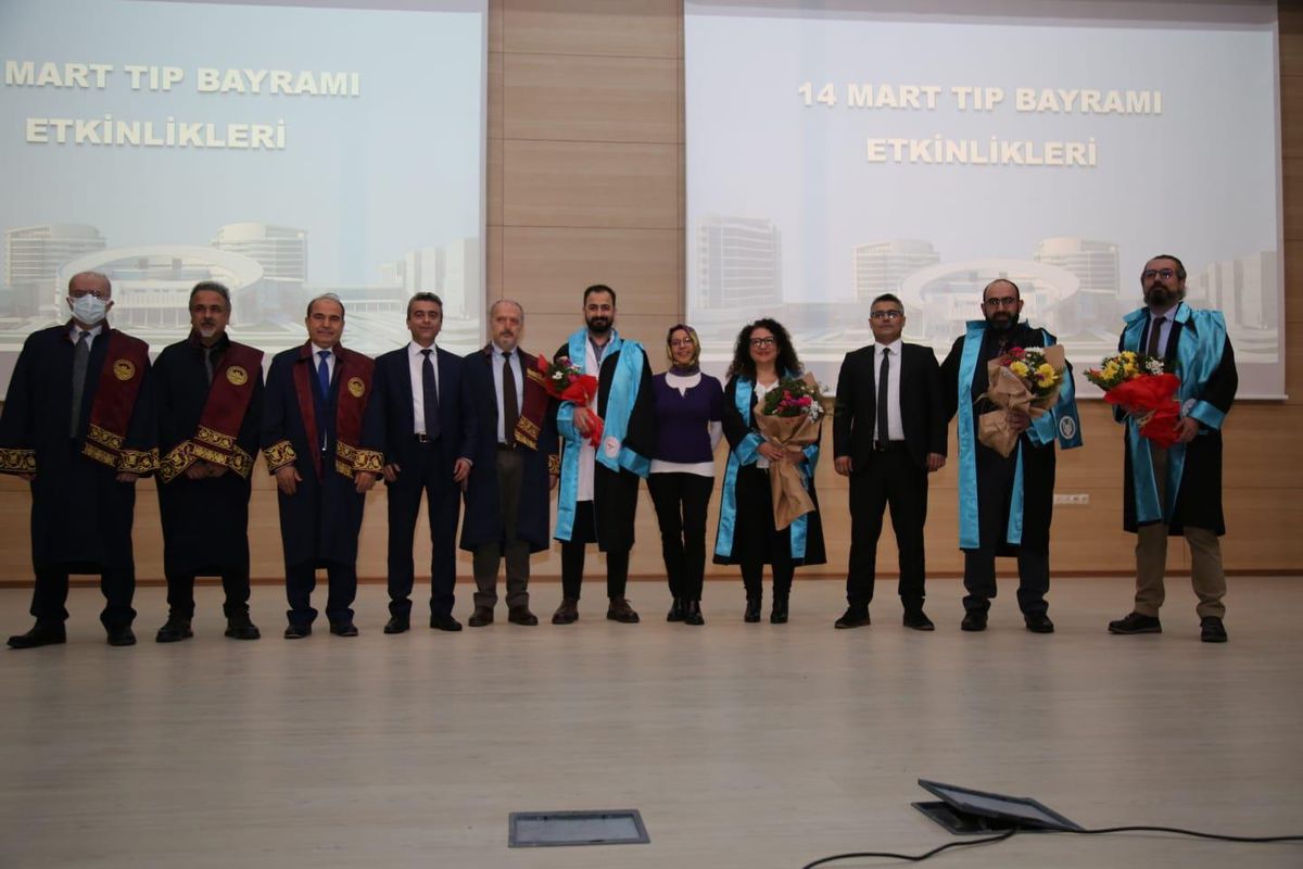 Son dakika haber | Erzurum Şehir Hastanesinde doçentliğe yükselen 4 doktor cübbelerini giydi