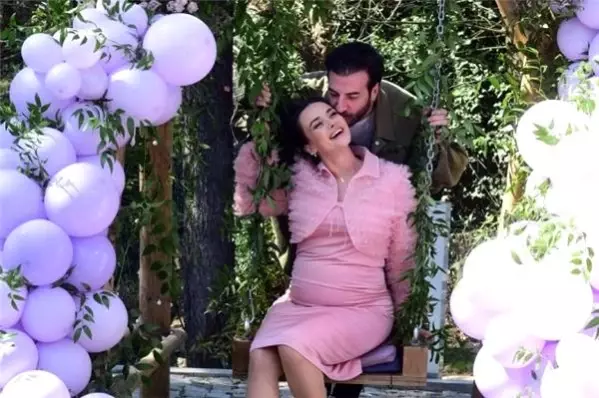 Hande Soral'dan Eğlenceli Baby Shower Partisi!