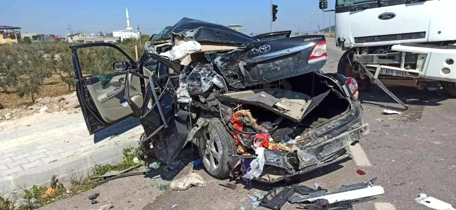Hatay'da kamyon ile otomobil çarpıştı: 5 yaralı