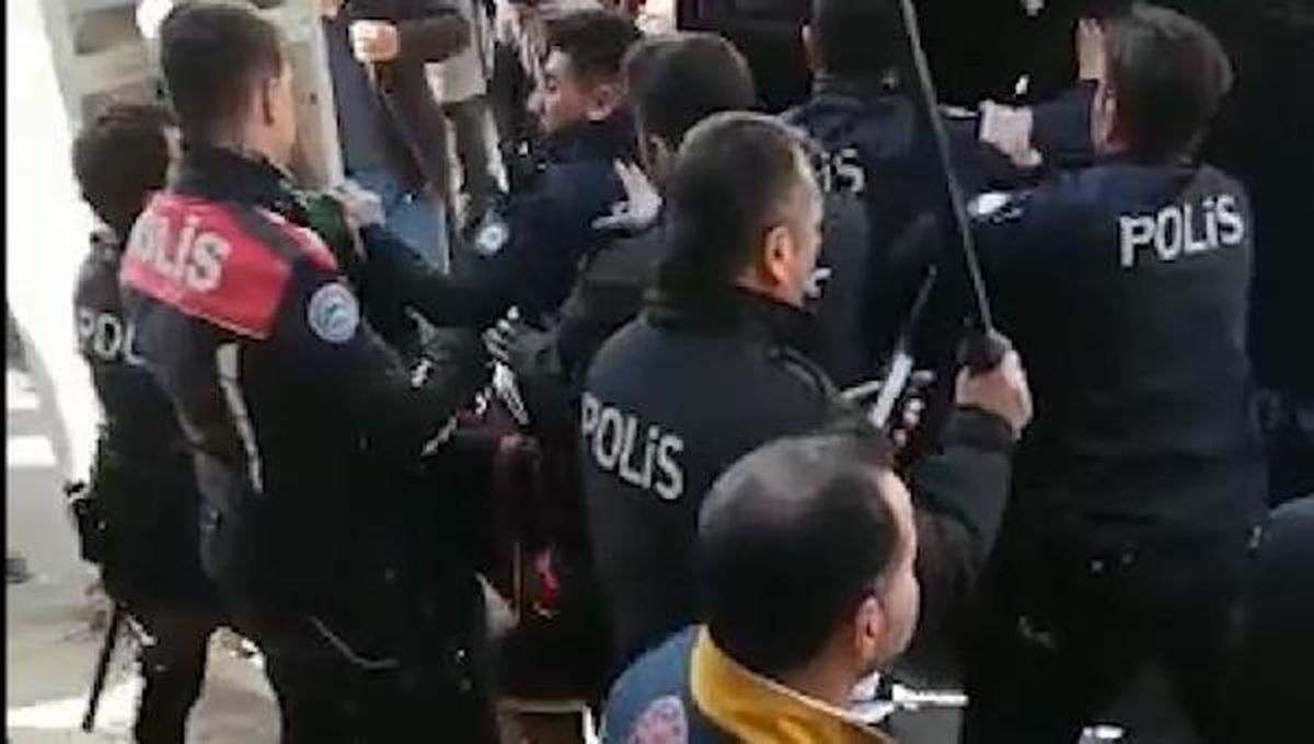 1,5 yaşındaki bebeğe cinsel istismar iddiası mahalleliyi ayağa kaldırdı: İstismarcının evi yakıldı