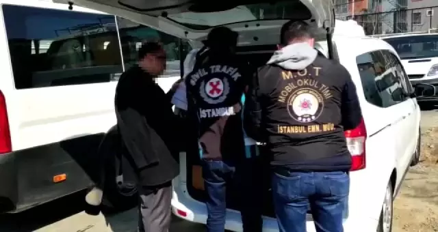 İstanbul'da tek kollu sürücü okul servisini kullanırken yakalandı