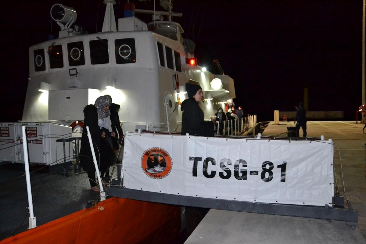 İzmir açıklarında 76 göçmen kurtarıldı