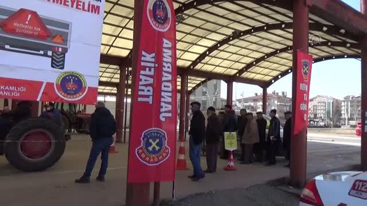 Son dakika... Kahramankazan'da traktör kazalarını önlemek için çiftçilere reflektör dağıtıldı