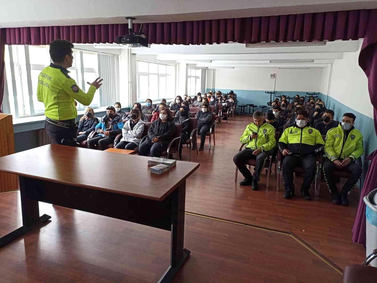 Kars\'ta lise öğrencilerine trafik kuralları anlatıldı