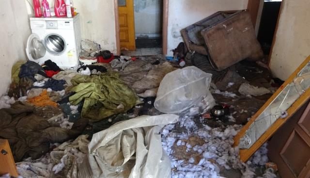 Mahallelinin kötü koku isyanı kahreden manzarayı ortaya çıkardı! 3 çocuk çöp dolu evde böyle bulundu