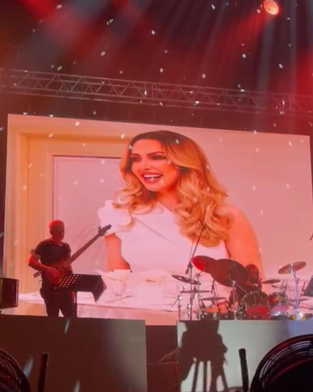 Mehmet Dinçerler'le nişanlanan Hadise, konserinde ilk kez fotoğraflarını yayınladı