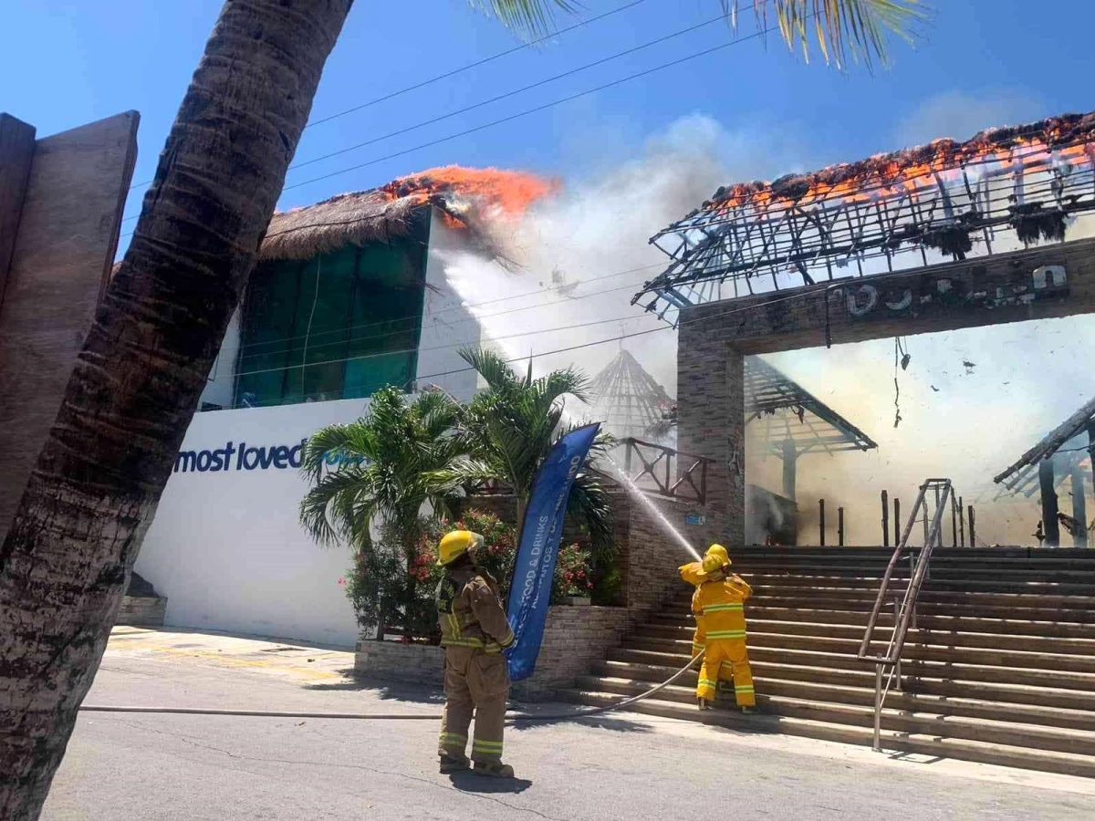 Meksika\'da Kadınlar Adası\'nda yangın çıktı