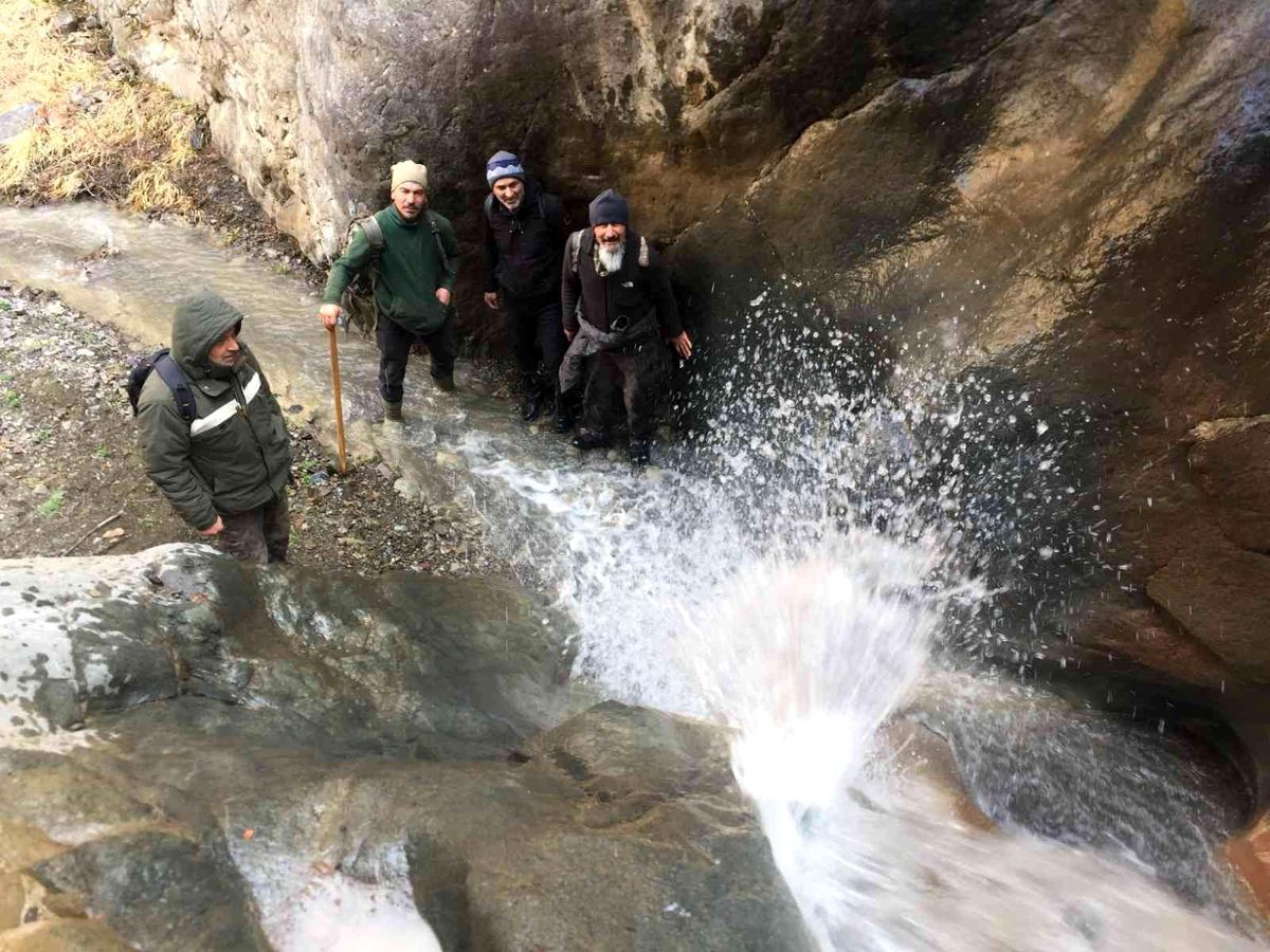 Oltulu doğa severler Gümüş Deresinde yürüdü