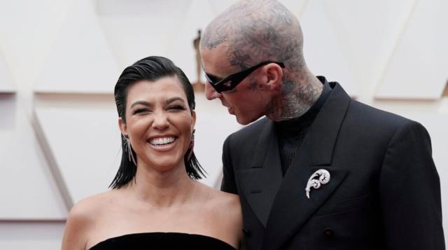 Oscar'a katılan Kourtney Kardashian ve Travis Barker, kırmızı halıda öpüştü