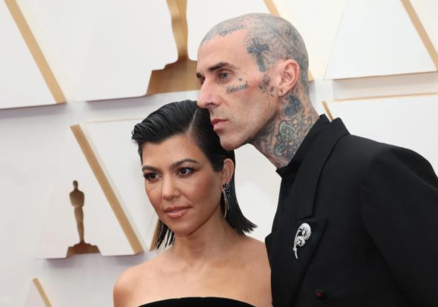 Oscar'a katılan Kourtney Kardashian ve Travis Barker, kırmızı halıda öpüştü