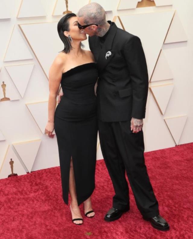 Oscar'a katılan Kourtney Kardashian ve Travis Barker, kırmızı halıda öpüştü