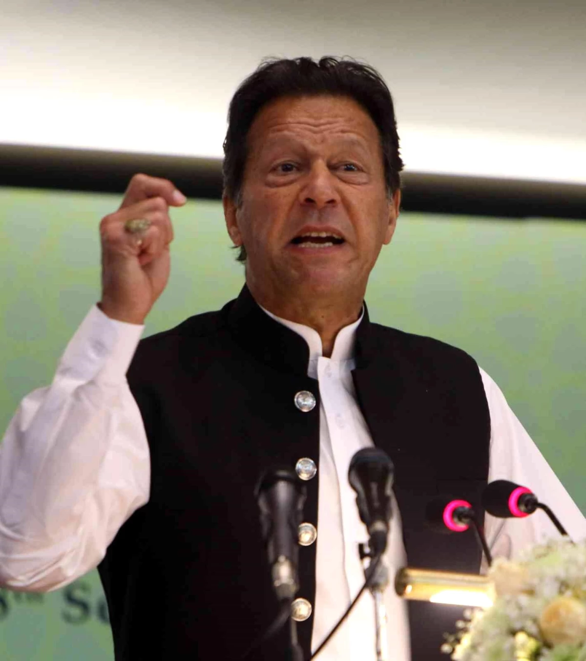 Pakistan\'da parlamentoya Başbakan Khan\'ın görevden alınması için gensoru önergesi verildi