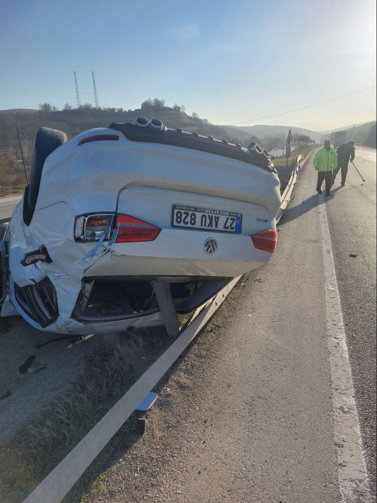 Samsun\'da devrilen otomobildeki astsubay ile yanındaki kişi yaralandı