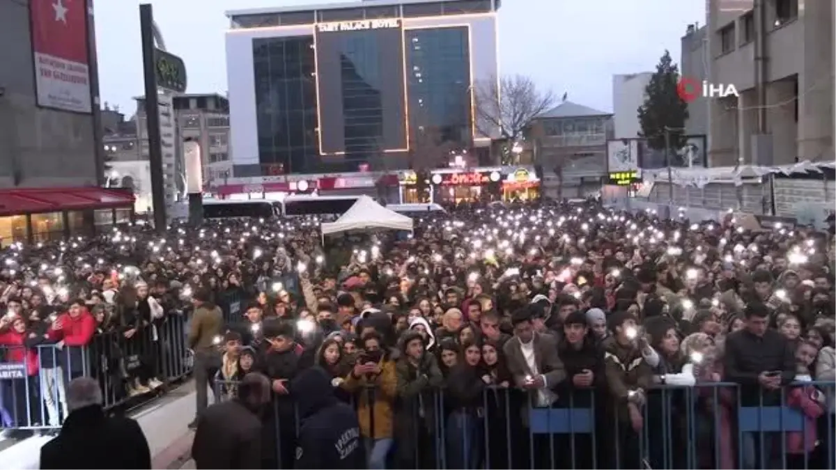 Şarkıcı Aydilge hayranlarını coşturdu