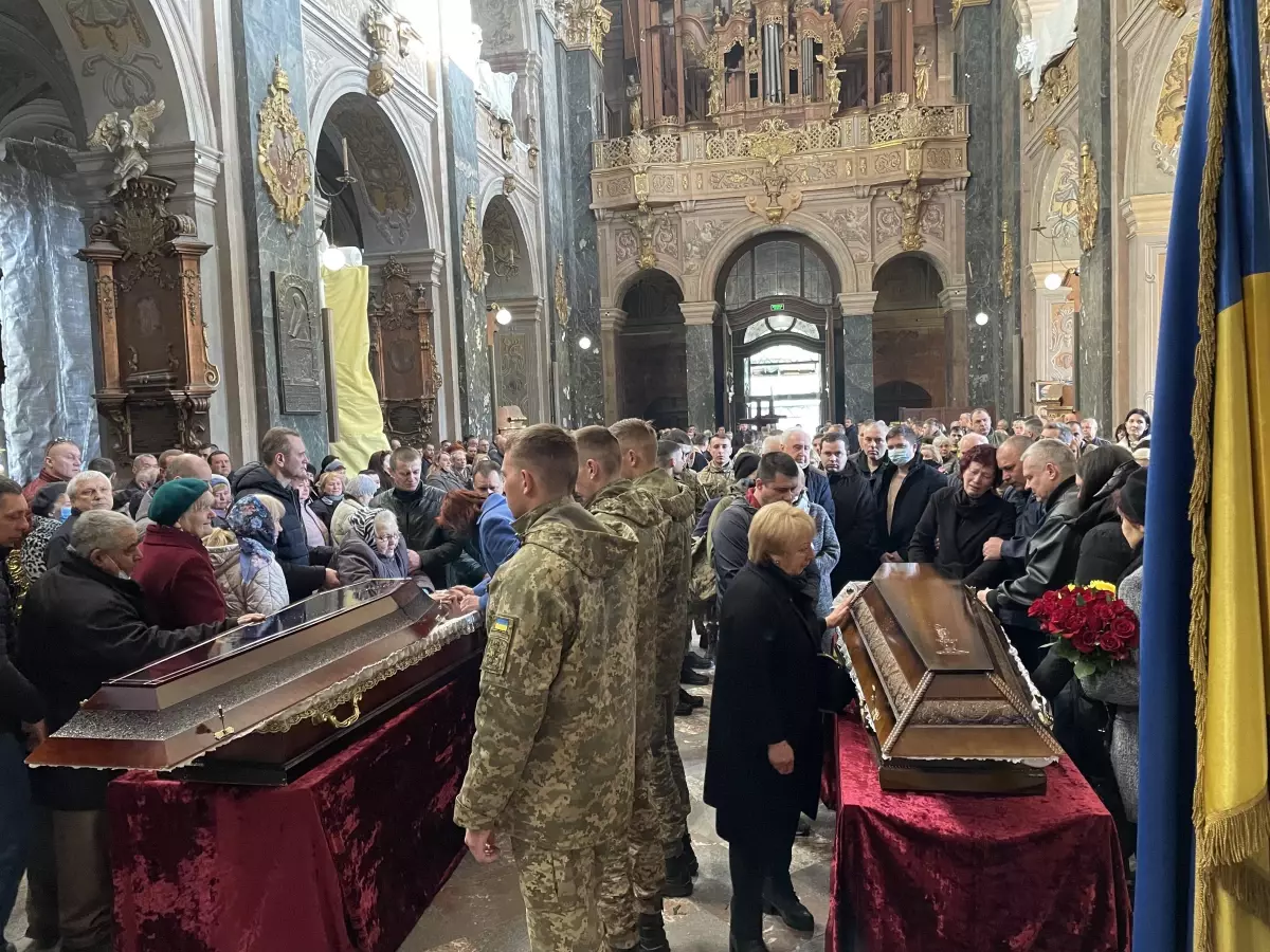 Son dakika haberleri! Savaşta ölen 2 Ukrayna askeri için Lviv'de cenaze töreni düzenlendi
