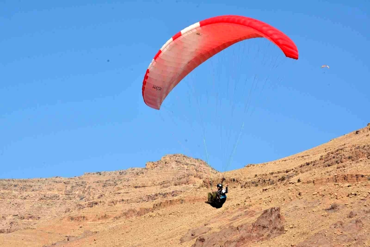Şehit Kaymakam Safitürk anısına yamaç paraşütü yapıldı