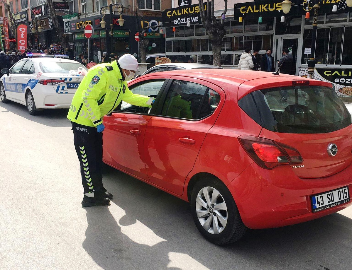 Sürücü ve yolculara emniyet kemeri ve bebek oto koltuğu kullanmanın gerekliliği anlatıldı
