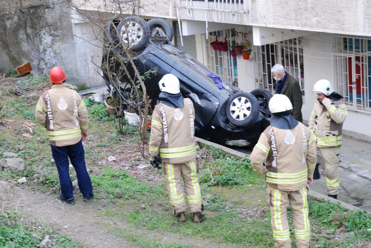 Üsküdar\'da rampa çıktığı sırada geri kayarak düşen otomobildeki 1 kişi yaralandı