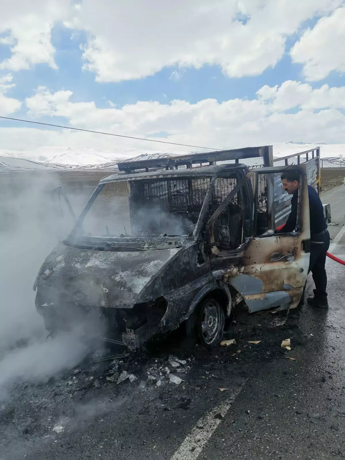 Van\'da seyir halindeki kamyonet yanarak kullanılamaz hale geldi