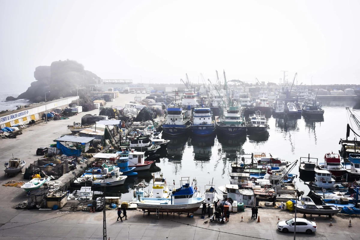 Yoğun sisin görüldüğü İstanbul Boğazı\'nda balıkçılar denize açılamadı