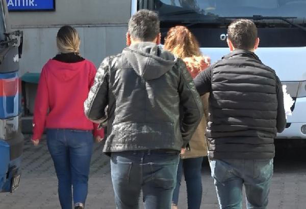 8 aylık kızını yastıkla boğmaya çalışan anne adliyede (2)