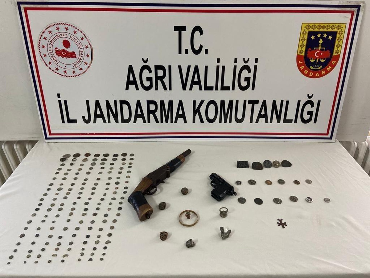 Ağrı\'da ev ve araçlarında tarihi eser bulunan iki zanlı yakalandı