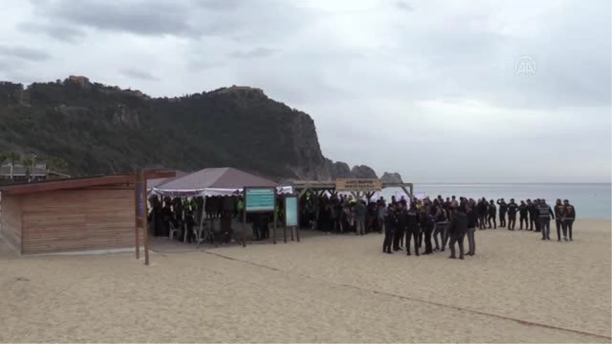 Alanya sahilinde polis ve öğrenciler temizlik yaptı