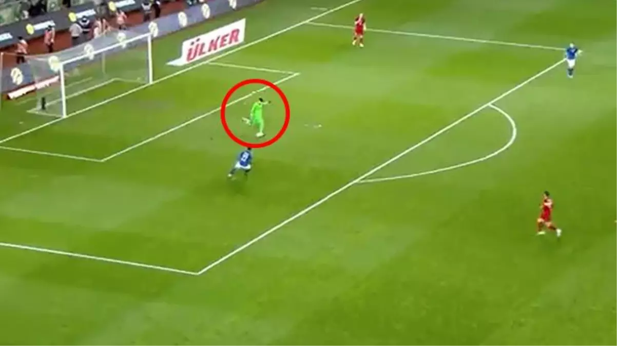 Altay Bayındır'ın İtalya maçındaki hatası, eleştiri oklarının hedefi oldu