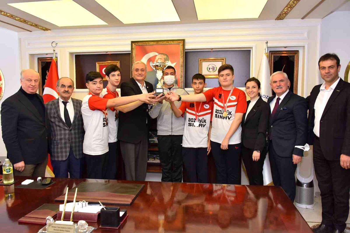 Başkan Bakkalcıoğlu\'ndan dart şampiyonlarına ödül