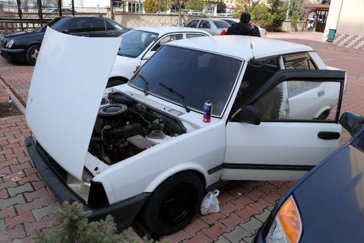 Çaldıkları otomobilin jantlarını boyarken yakalandılar