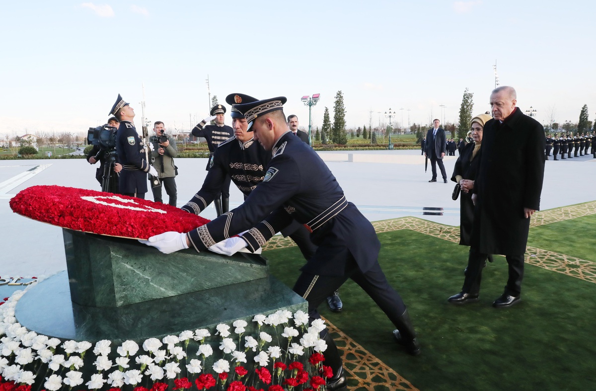 Cumhurbaşkanı Erdoğan, Özbekistan\'daki Bağımsızlık Anıtı\'na çelenk sundu