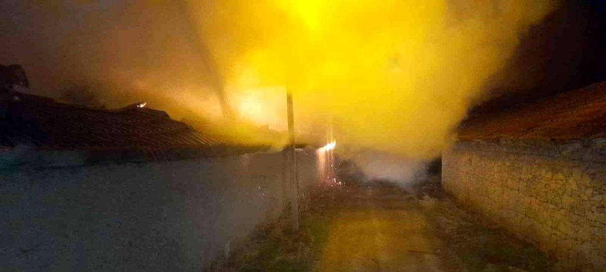 Emirdağ\'da köy evi yandı