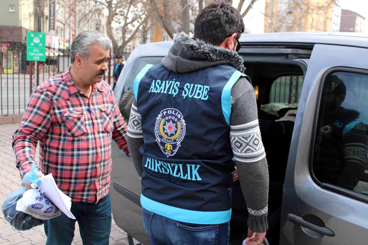 Evden ziynet eşyası çalan kadınlar yakalandı