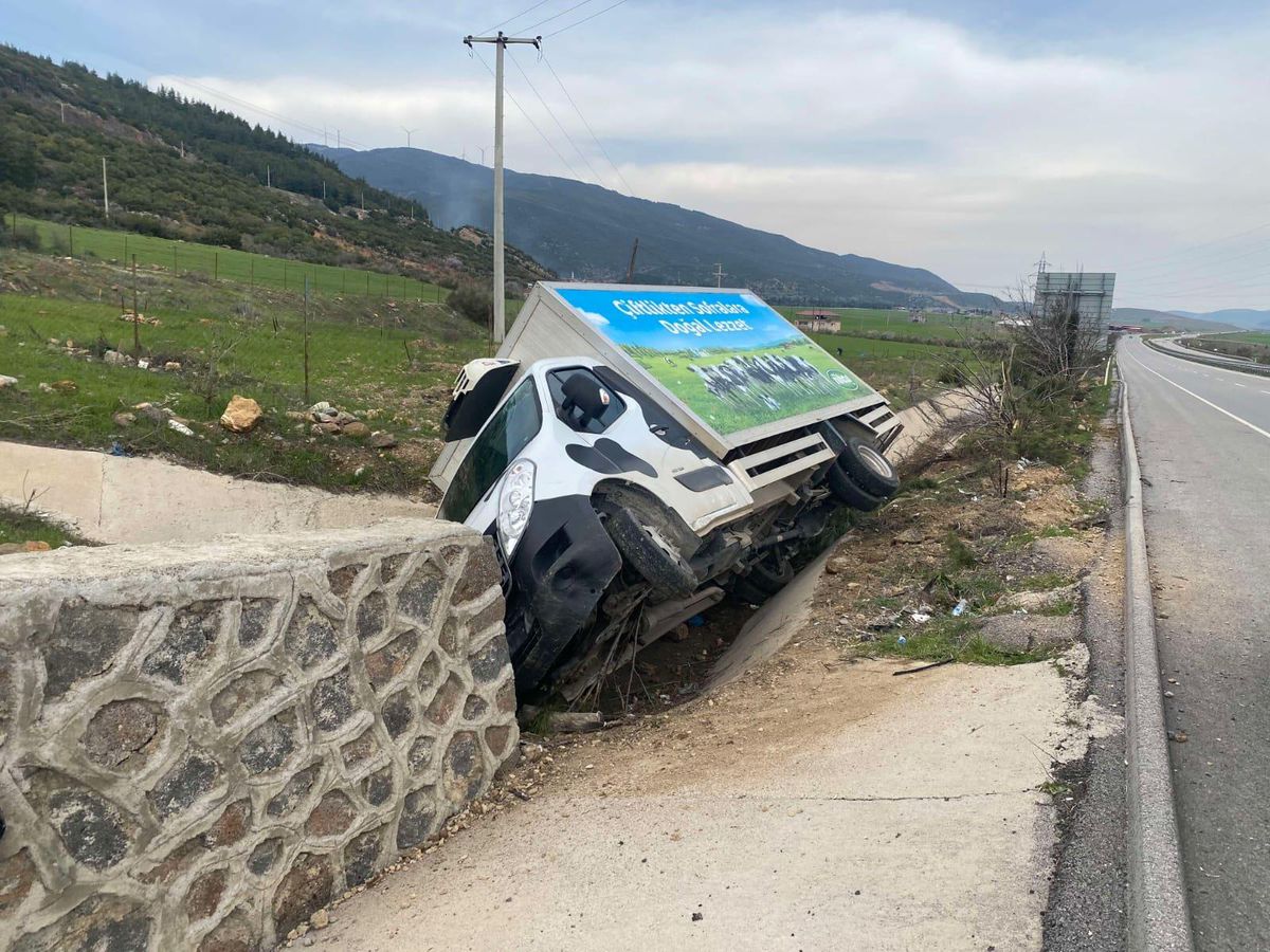 Gaziantep\'te kamyonun şarampole devrilmesi sonucu sürücü yaralandı