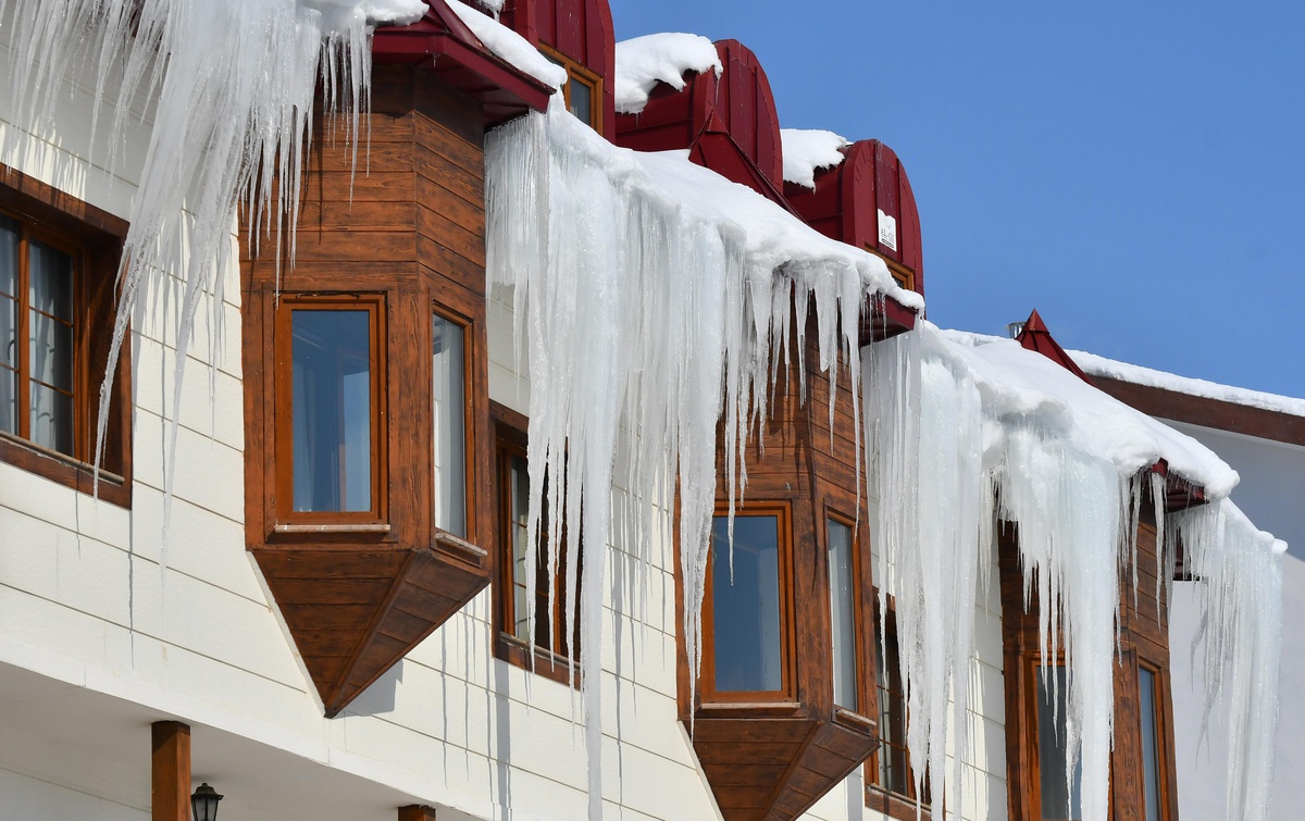 Kars ve Ardahan\'da soğuk hava nedeniyle çatılarda buz sarkıtları oluştu