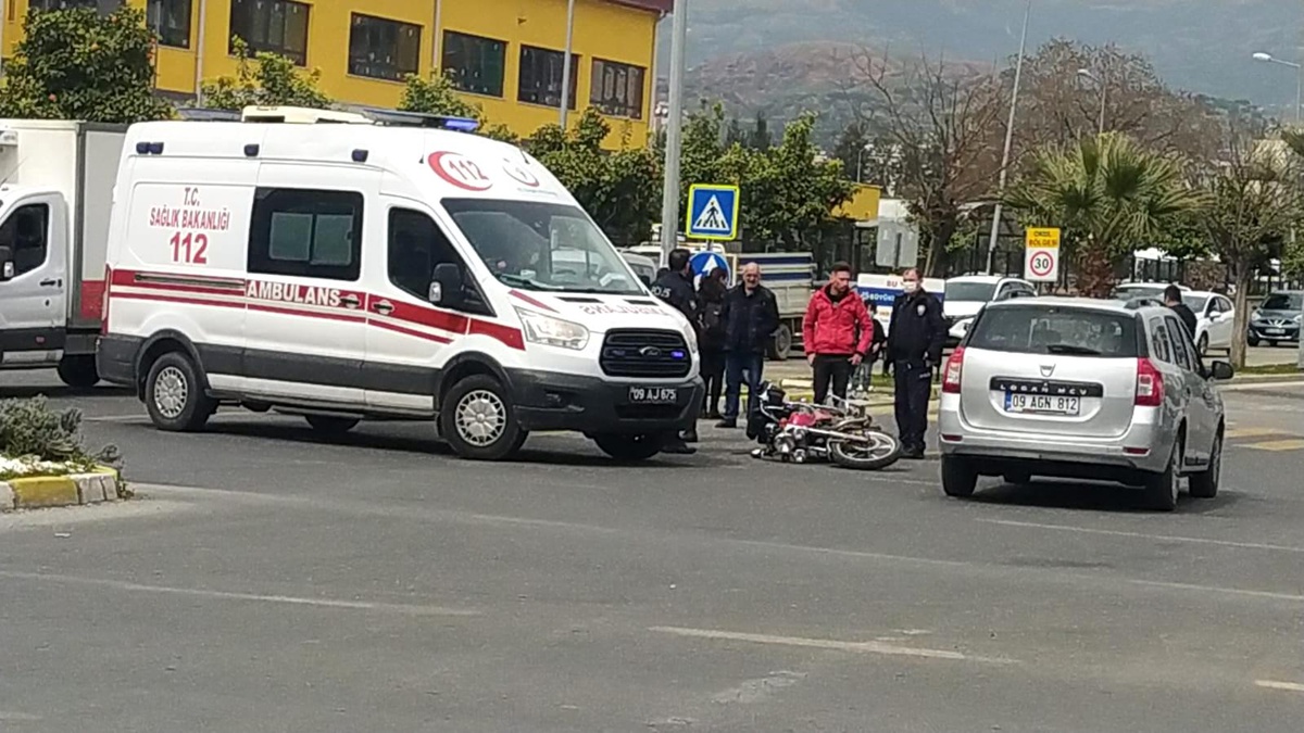 Son dakika haberi... Kazada yaralanan motosiklet sürücüsü hastaneye kaldırıldı