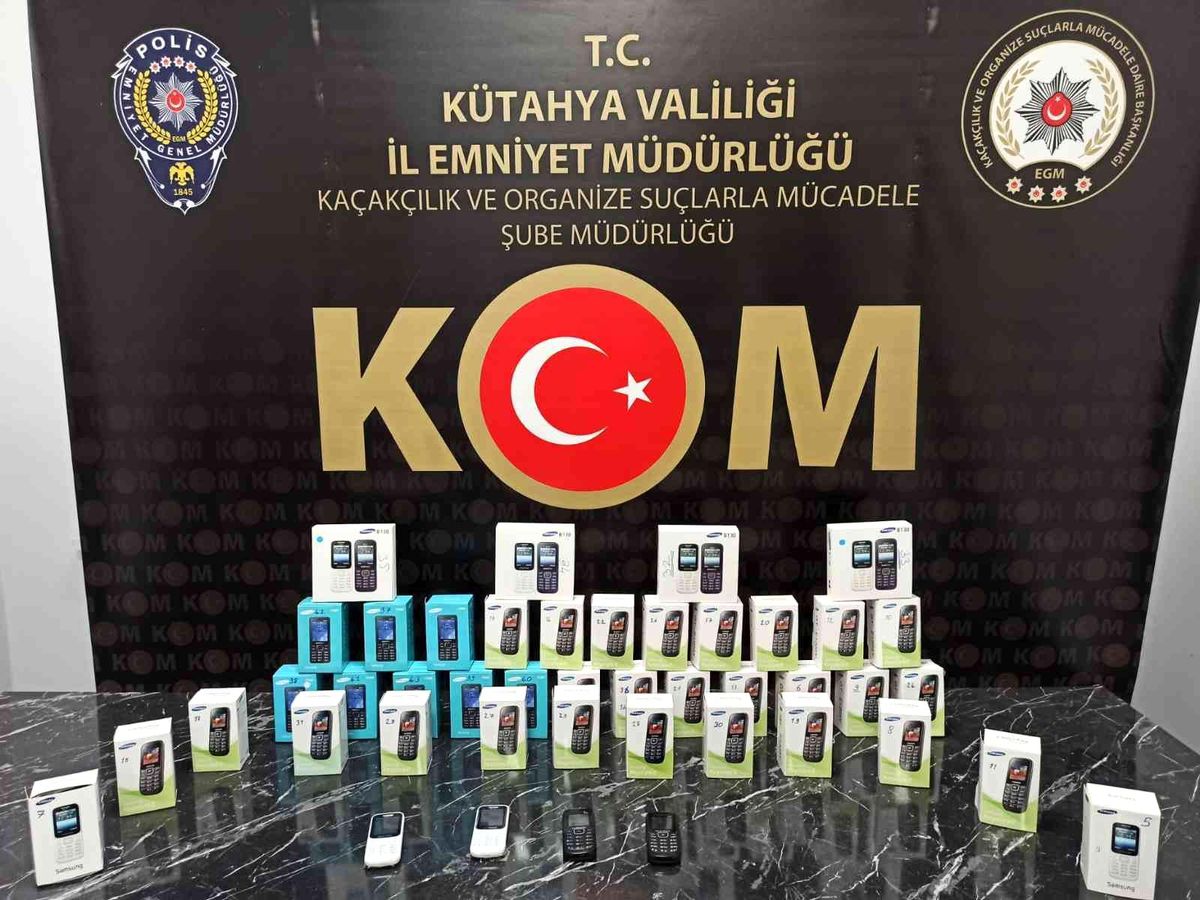 Kütahya\'da 43 adet kaçak cep telefonu ele geçirildi