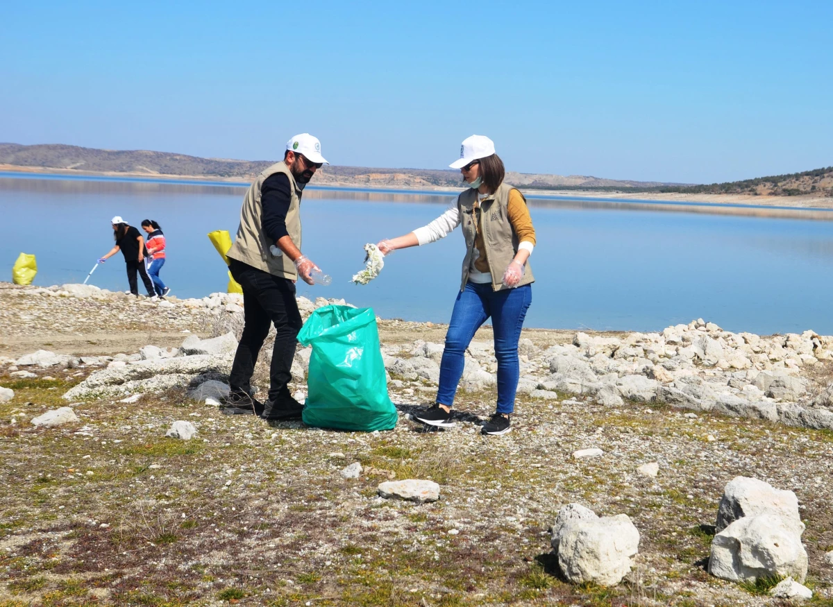 Kütahya\'da gönüllü öğretmenler baraj kenarında çöp topladı